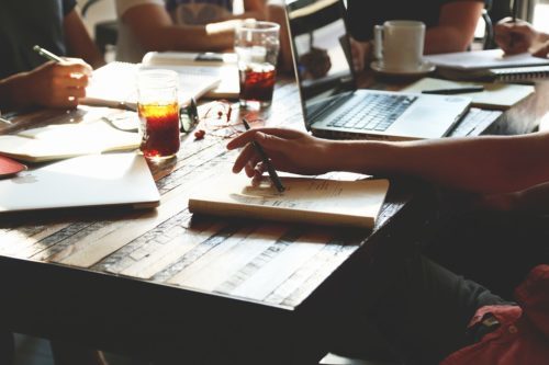 Samenwerken vergroot het werkplezier. Onderneem actie en vraag hulp bij je collega's.